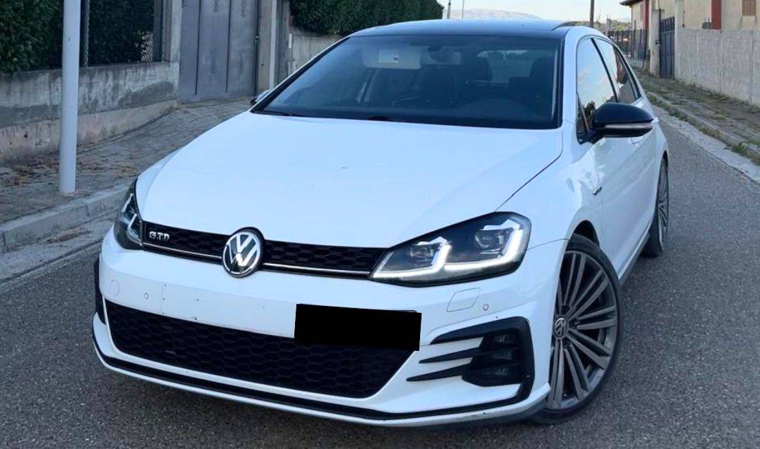 Makina Volkswagen Golf 7 duke nisur nga 65 euro dita.Aeroport 
