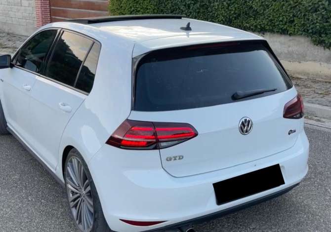 Makina Volkswagen Golf 7 duke nisur nga 65 euro dita.Aeroport 