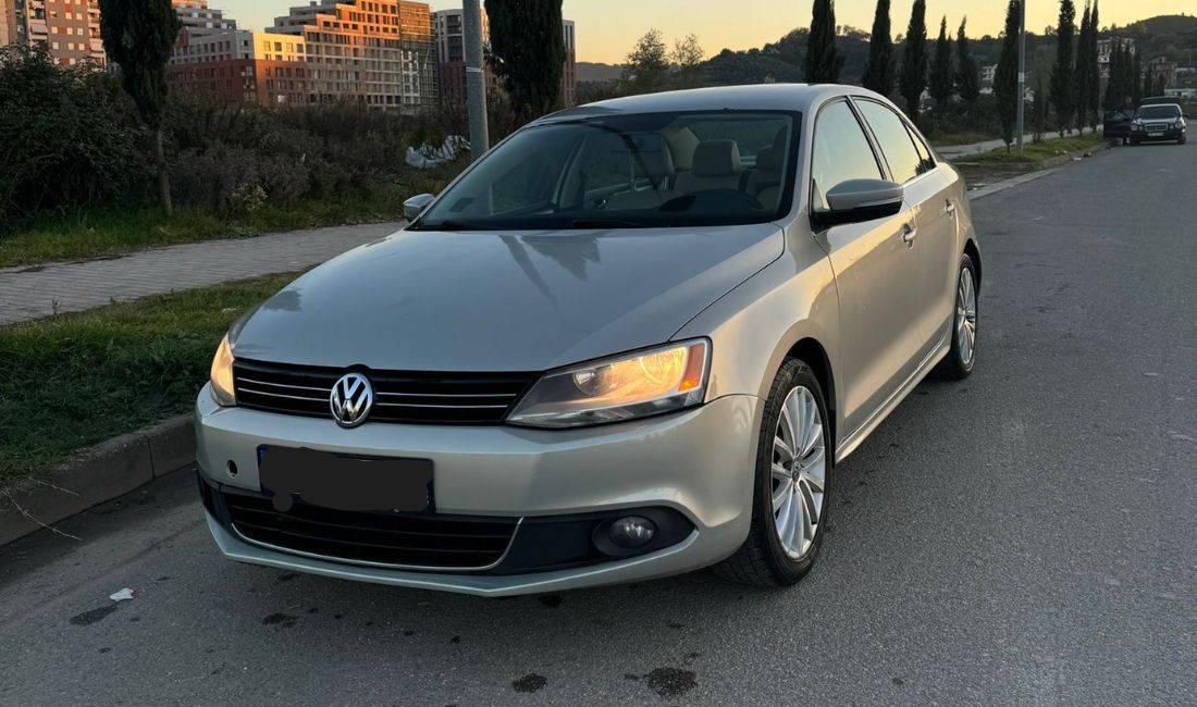 Makina me qera  Volkswagen Jetta duke nisur nga 40 euro dita . Aeroport Rinas 