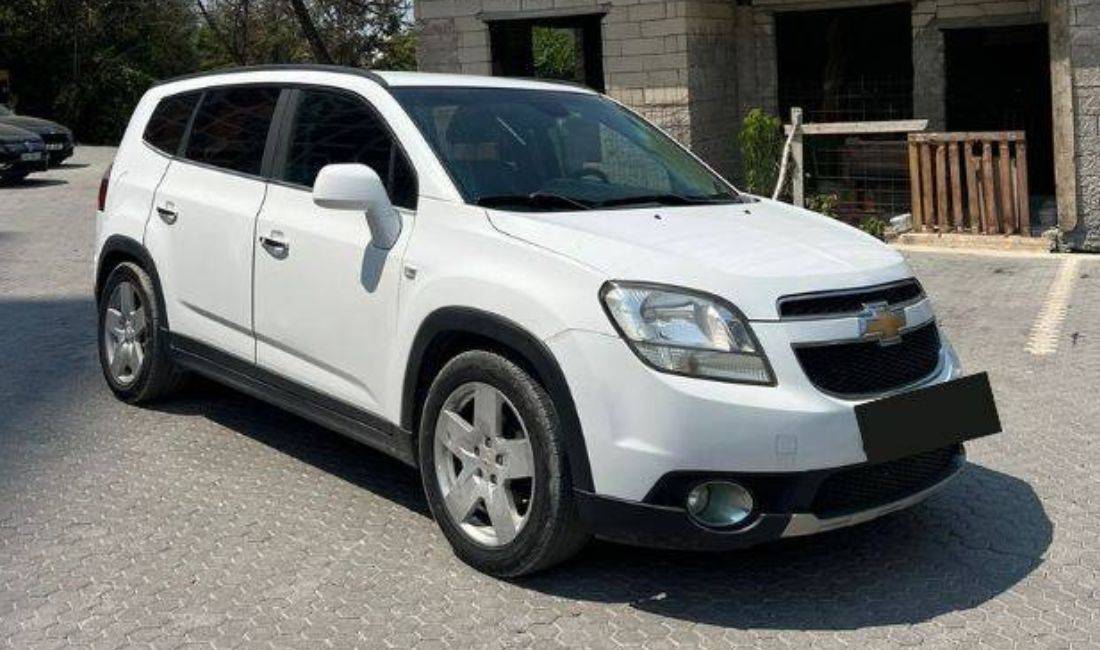 Makine 7 vendeshe me qera duke nisur nga 40 euro dita. Aeroport Rinas 