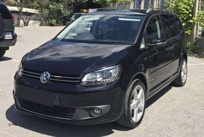 Jepet Makina me Qera Volkswagen Touran vende 45 Euro Dita.Rinas