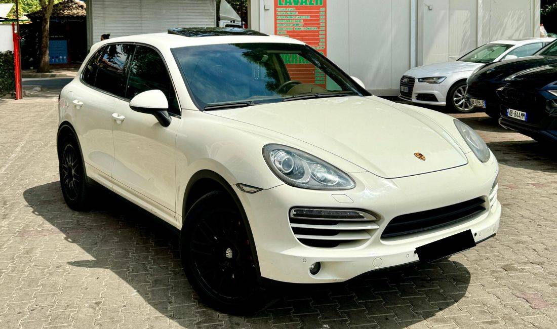 Jepet me qera makina porsche cayenne platinum edition duke nisur nga 125 euro dita