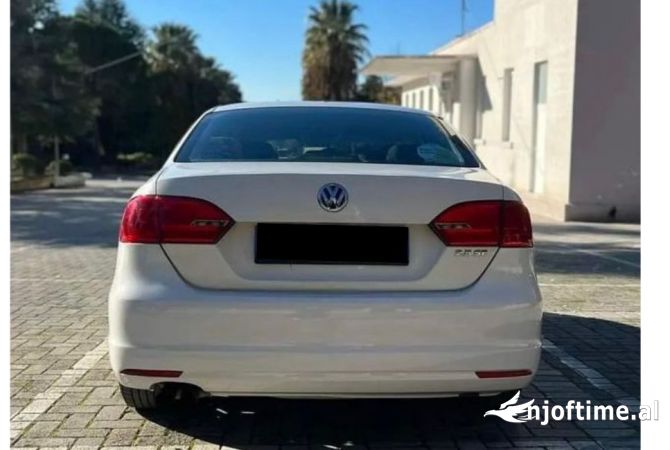 Jepet makine me qera Volkswagen Jetta 2013 , duke filluar nga 30 Euro. Rinas 