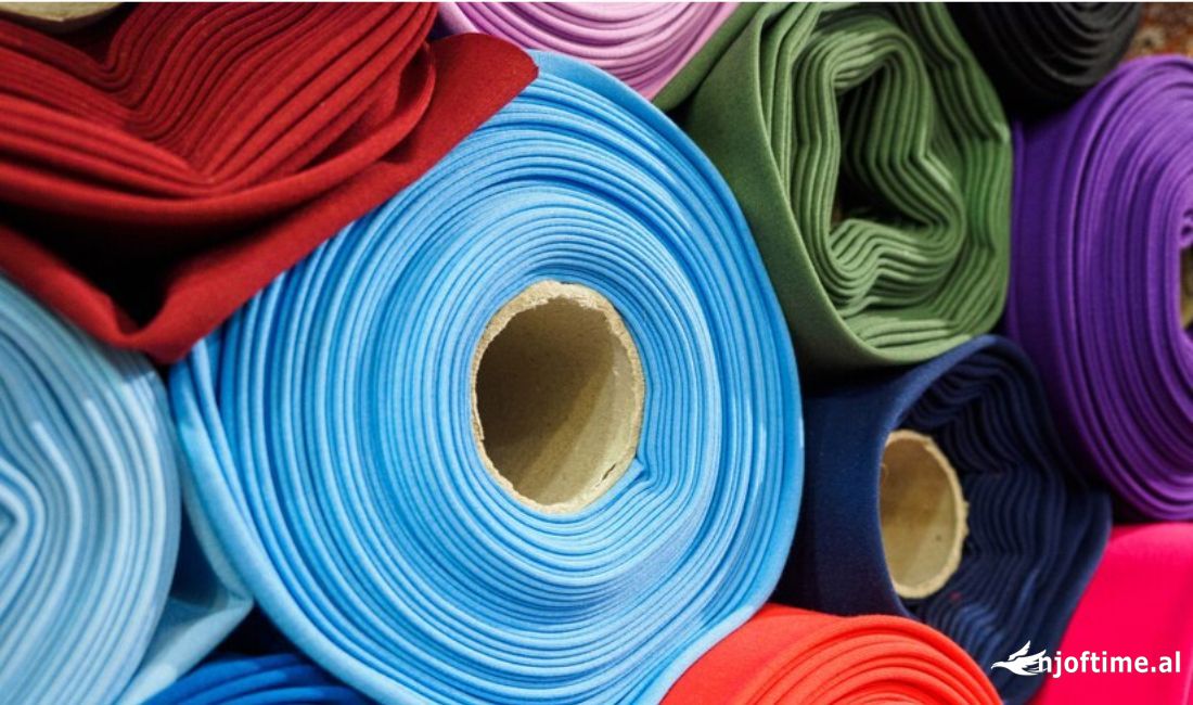 Tea Metrazhe ofron sherbimin e perdeve me porosi ,mbulesa divanesh dhe mbulesa kolltuqesh.