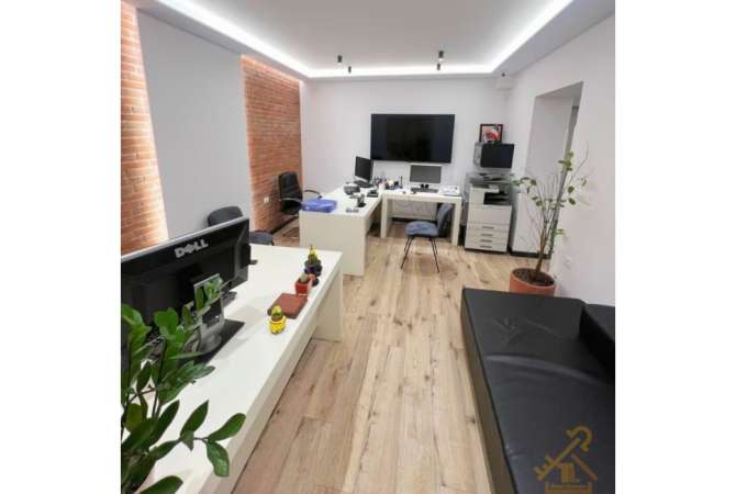 Ambiente Commerciale in Affitto 3+1 a Tirana - 600 Euro