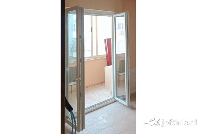 Mobilje dhe Elektroshtepiake ne Tirane - 15,000 Leke