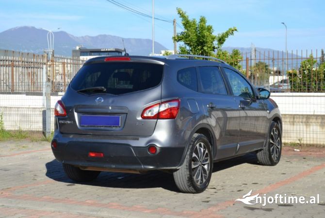 Makine me qera Nissan Qashqai 7 vendeshe duke nisur nga 29 euro dita
