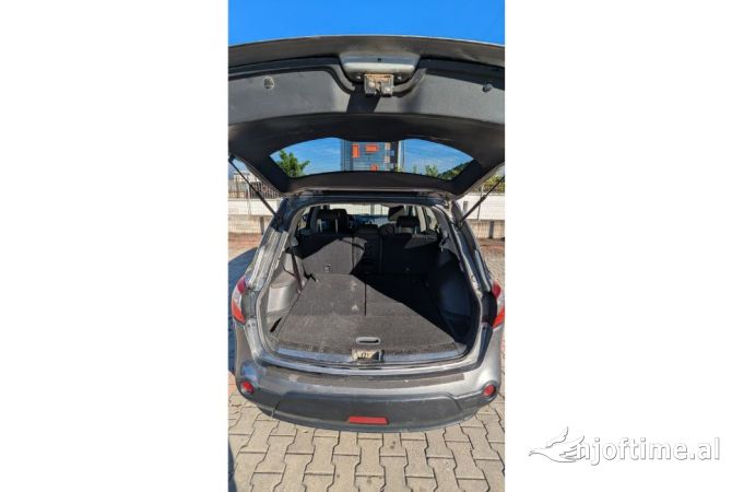 Makine me qera Nissan Qashqai 7 vendeshe duke nisur nga 29 euro dita