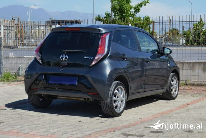 Makina me qera Toyota Aygo ekonomike duke nisur nga 20 euro dita 