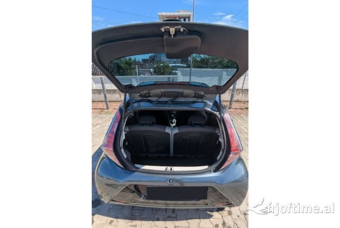Makina me qera Toyota Aygo ekonomike duke nisur nga 20 euro dita 