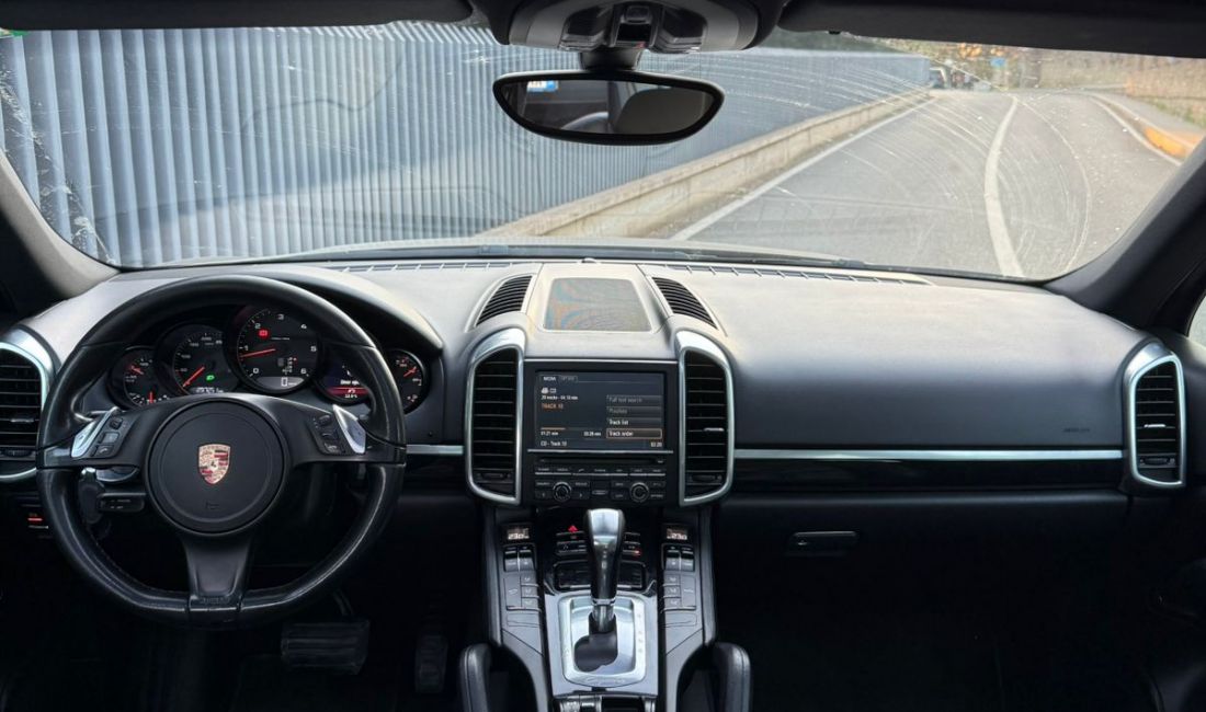 Makine me qera porche duke nisur nga  100 euro dita