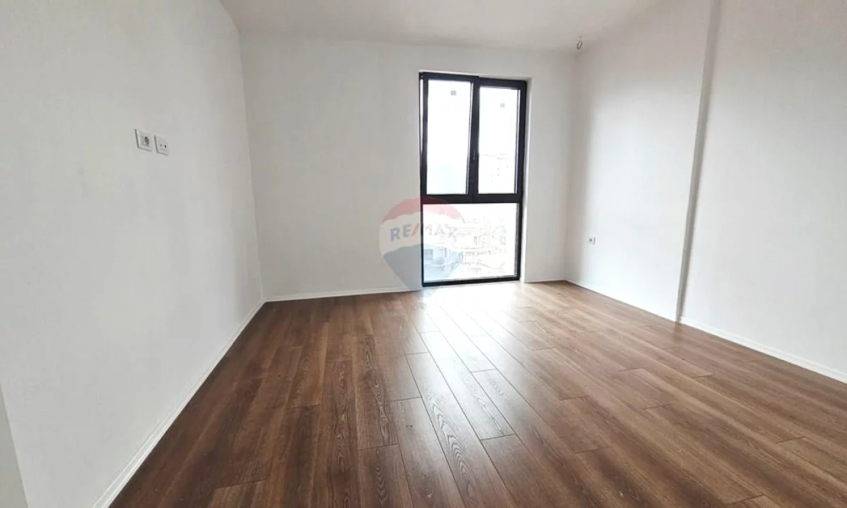 Zyre - Per Qira - Rruga e Kavajes, Tirane