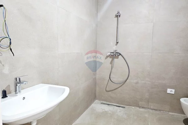 Zyre - Per Qira - Rruga e Kavajes, Tirane