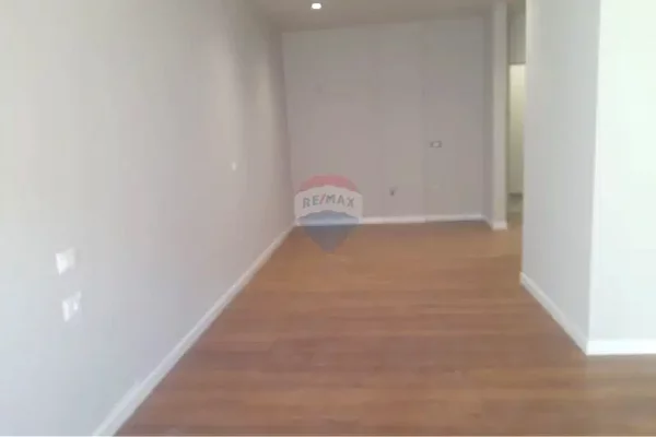 Ambient biznesi me qera 3+1 ne Tirane - 1,000 Euro