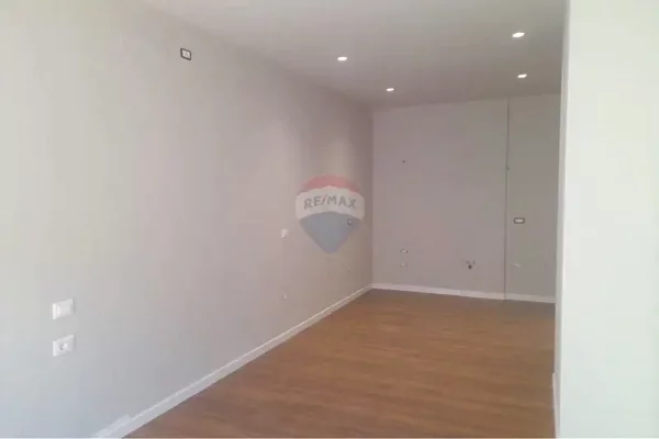 Ambient biznesi me qera 3+1 ne Tirane - 1,000 Euro