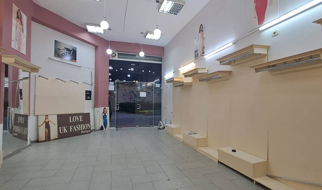  AMBJENT KOMERCIAL 400 Euro tek rruga e Barrikadave,Qender !