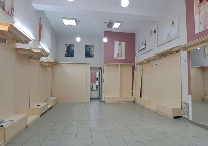  AMBJENT KOMERCIAL 400 Euro tek rruga e Barrikadave,Qender !