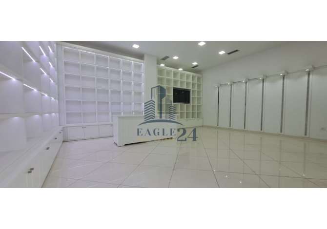 JEPET ME QERA AMBJENT KOMERCIAL BUZE RRUGE NE QENDER