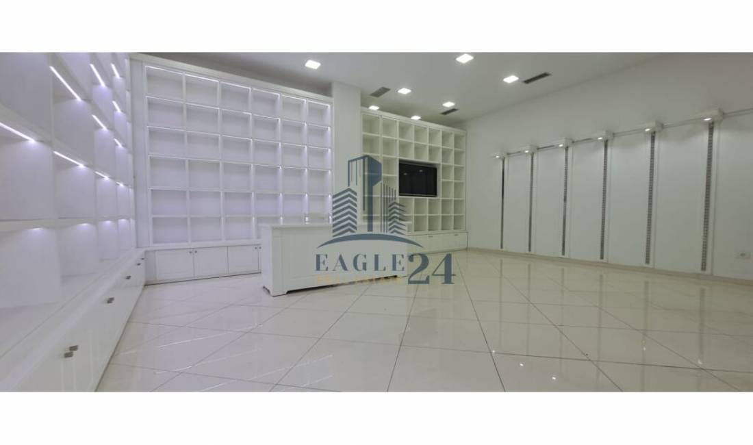 JEPET ME QERA AMBJENT KOMERCIAL BUZE RRUGE NE QENDER