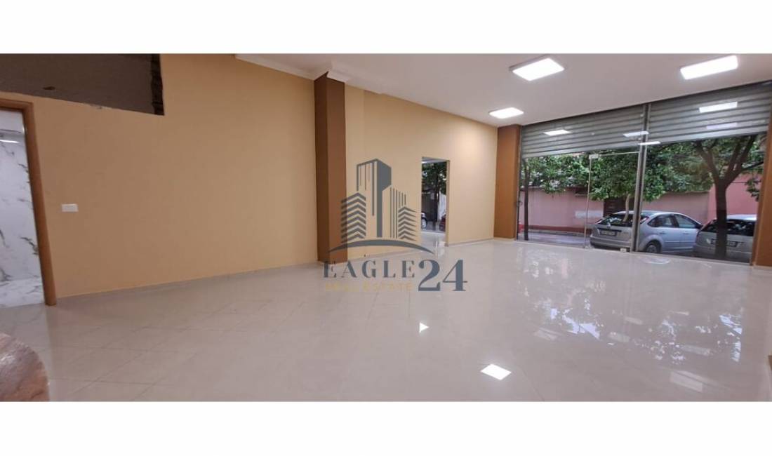 Jepet Ambient Komercial Me Qira Ne Rrugen Barrikadave, Tirane 650 Euro !