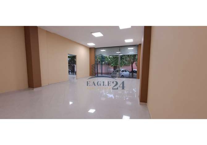 Jepet Ambient Komercial Me Qira Ne Rrugen Barrikadave, Tirane 650 Euro !