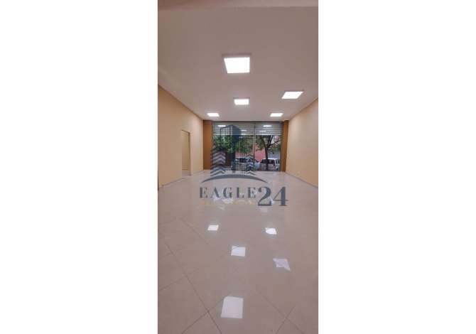 Jepet Ambient Komercial Me Qira Ne Rrugen Barrikadave, Tirane 650 Euro !