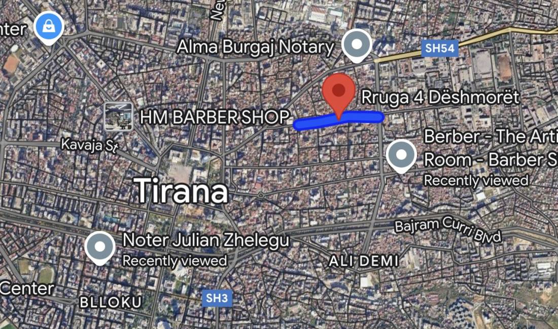 Shitet dyqan 37 m2 ne rrugen 4 deshmoret.