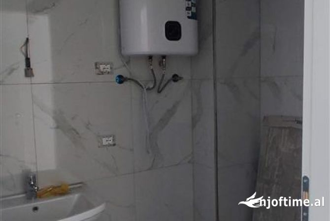 Jepet ambient 2+1+2+Parking me qera , i pershtatshem per zyra tek rezidenca Lake View 