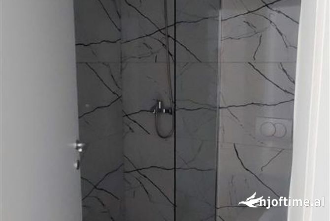 Jepet ambient 2+1+2+Parking me qera , i pershtatshem per zyra tek rezidenca Lake View 