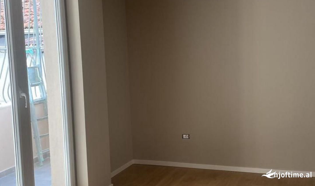 ZYRE ME QERA - RR. KAVAJES, P.71, KARSHI XHAMIS jepet me qera ap.2+1+ 2 ballkone (njeri i mbyllur)