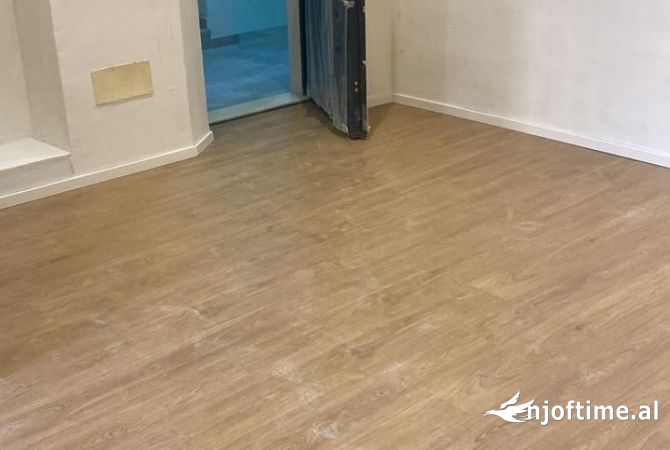 Ambiente Commerciale in Affitto 3+1 a Tirana - 950 Euro