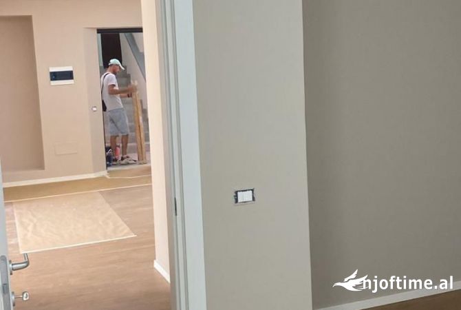 Ambiente Commerciale in Affitto 3+1 a Tirana - 950 Euro