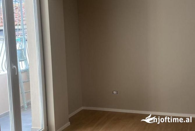 Ambiente Commerciale in Affitto 3+1 a Tirana - 950 Euro
