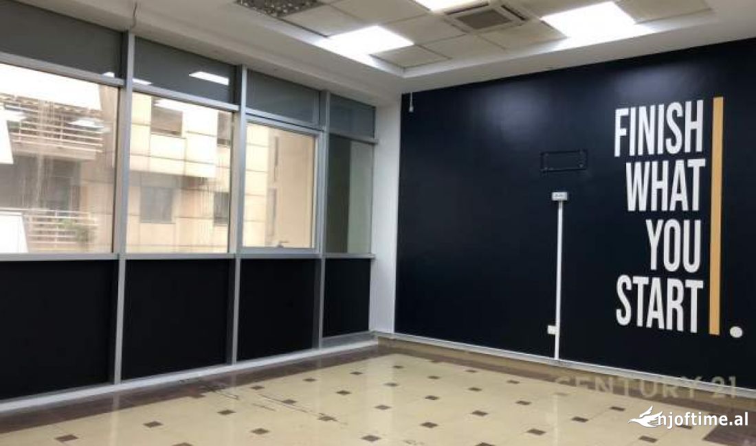 Tirane, jepet me qera ambjent biznesi Kati 2, 100 m2 900 Euro (Pallati ish kinema 17 nentori)Qender