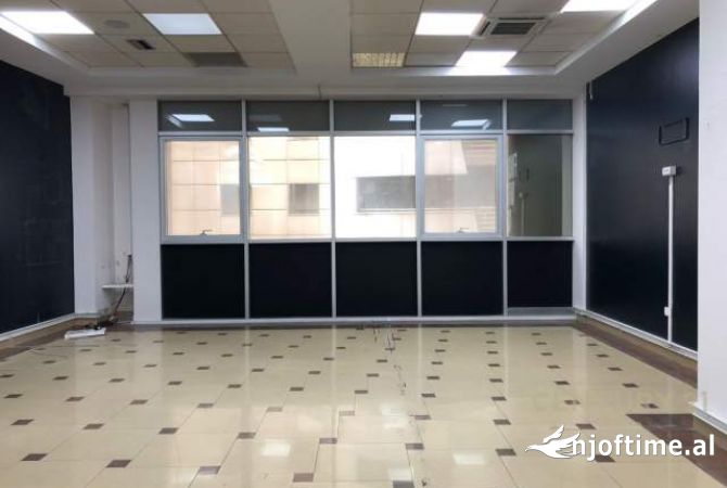 Ambiente Commerciale in Affitto 3+1 a Tirana - 900 Euro