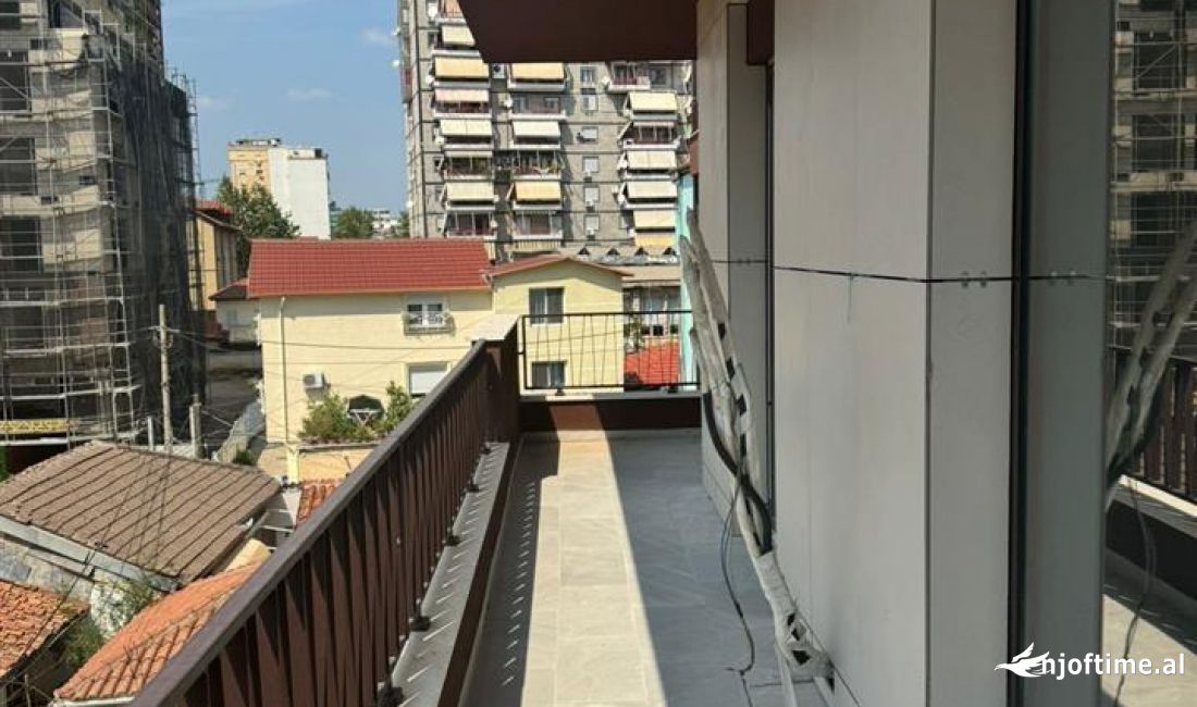 Shtepi/Zyre 2+1+parkim -me qera ne rrugen Myslym Shyri 