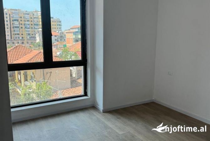 Shtepi/Zyre 2+1+parkim -me qera ne rrugen Myslym Shyri 