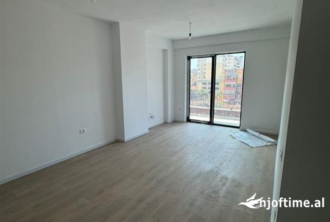 Ambiente Commerciale in Affitto 3+1 a Tirana - 700 Euro
