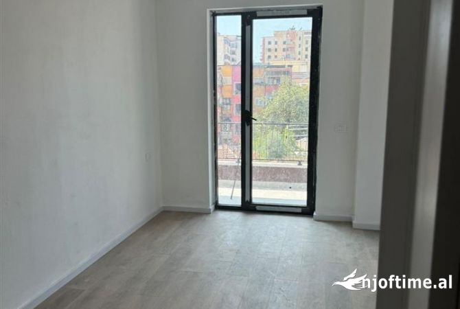 Shtepi/Zyre 2+1+parkim -me qera ne rrugen Myslym Shyri 