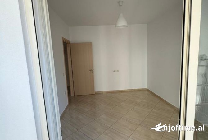 Ambiente Commerciale in Affitto 3+1 a Tirana - 450 Euro