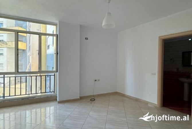 Ambiente Commerciale in Affitto 3+1 a Tirana - 450 Euro