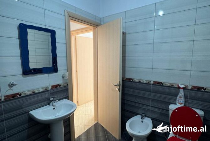 Tirane, jepet me qera apartament 2+1 Kati 2, 115 m2 450 Euro (Rruga Teodor Keko - Astir)
