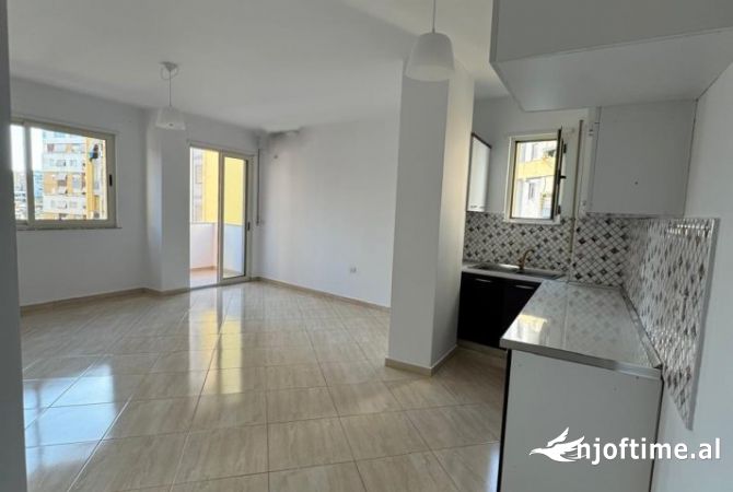 Ambiente Commerciale in Affitto 3+1 a Tirana - 450 Euro