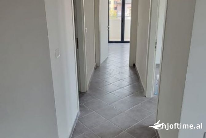 Ambiente Commerciale in Affitto 3+1 a Tirana - 750 Euro