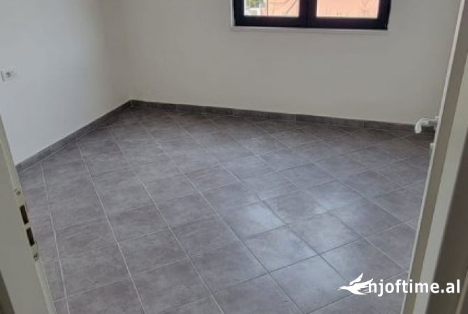 Ambiente Commerciale in Affitto 3+1 a Tirana - 750 Euro