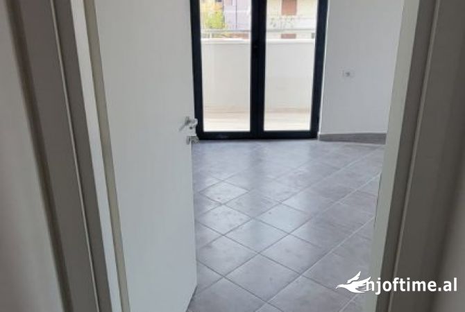 Ambiente Commerciale in Affitto 3+1 a Tirana - 750 Euro