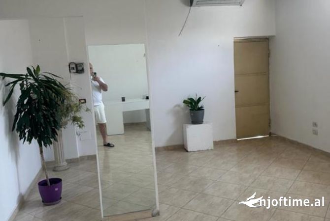 Ambiente Commerciale in Affitto 3+1 a Tirana - 70,000 Leke