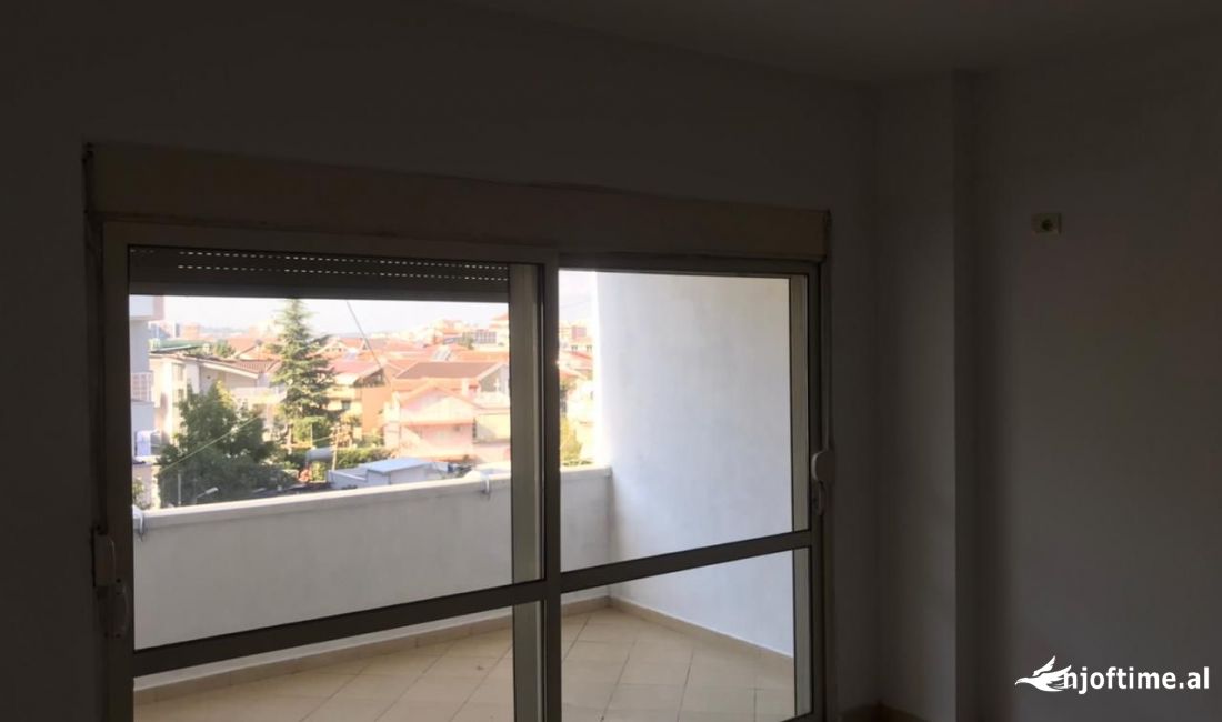 Jepet apartament me qera i pershtatshem per zyra Kati 3,  tek Kristal Center