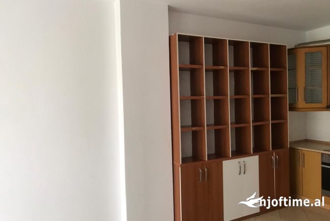 Jepet apartament me qera i pershtatshem per zyra Kati 3,  tek Kristal Center