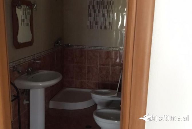 Jepet apartament me qera i pershtatshem per zyra Kati 3,  tek Kristal Center